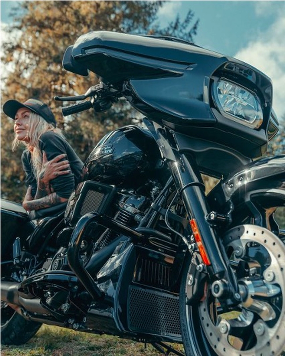 Mädchen sitzt auf einem schweren Motorrad der Bike Stop GmbH - Harley-Davidson Hamburg Süd