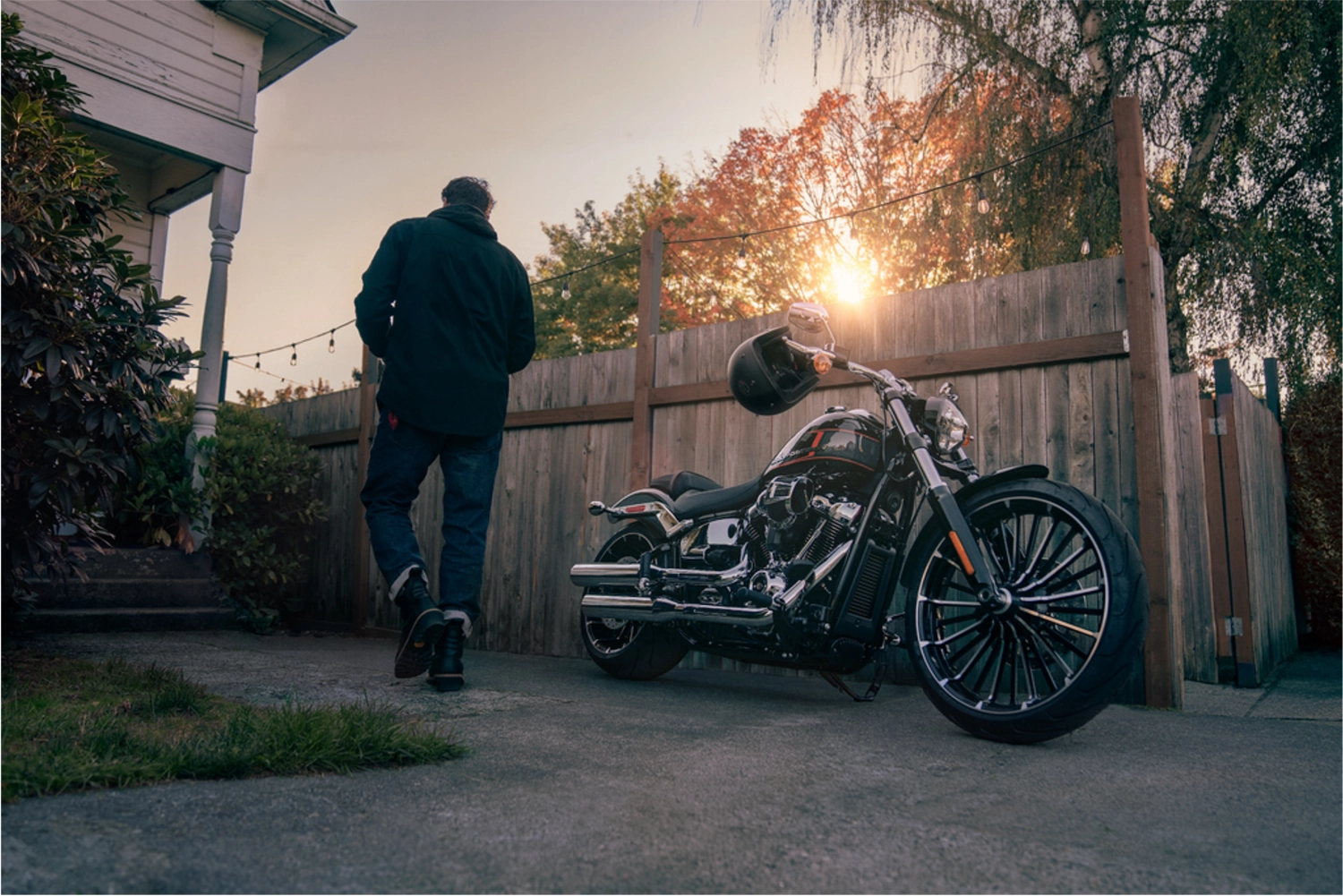 Mann mit schwerem Motorrad von Bike Stop GmbH - Harley-Davidson Hamburg Süd